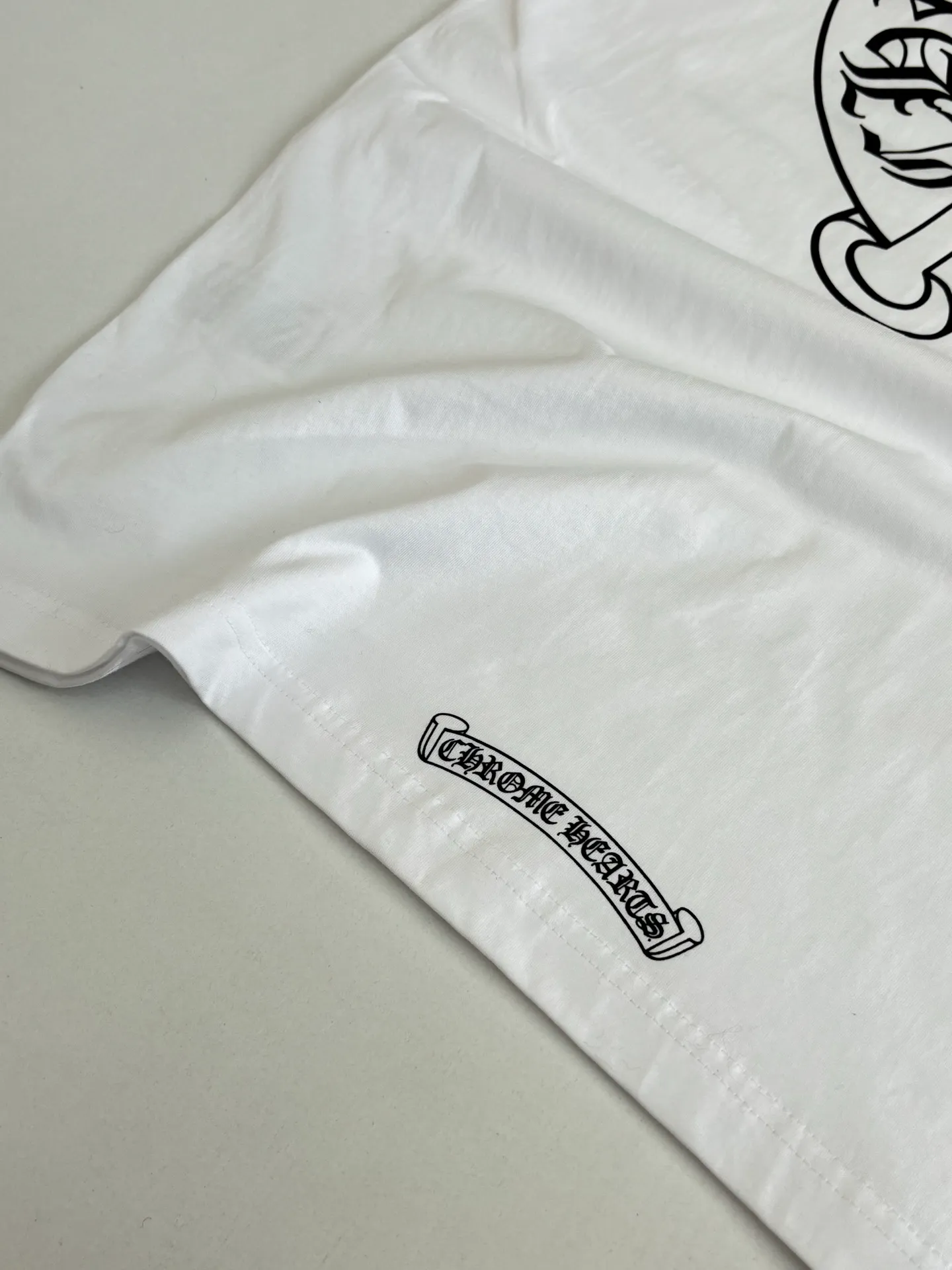 P226 Chrome Heart*/Chrome Heart Horseshoe print pocket printed short-sleeved T-shirt Made of the same heavy-weight pure cotton material as the original, high-count yarn is light, thin and breathable. Imported ink three-dimensional printing, skin-friendly and breathable. And through anti-shrinkage treatment, it will not be easily deformed after long-term wear. The imported ink has passed Oeko-Tex Standard 100 environmental protection certification. The color fastness reaches level 4-5, and there is no obvious fading after 50 times of washing. Strictly proofread the color management system of digital printing. Custom woven and dyed, no color difference from the original version Size: S/M/L